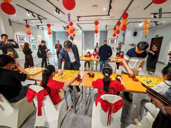 （东盟棋院商界棋王代表团指导老挝小棋手）