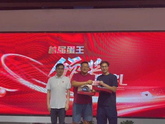  左起：授奖嘉宾：周游， 季军组合： 张少辉  罗星文 王斌