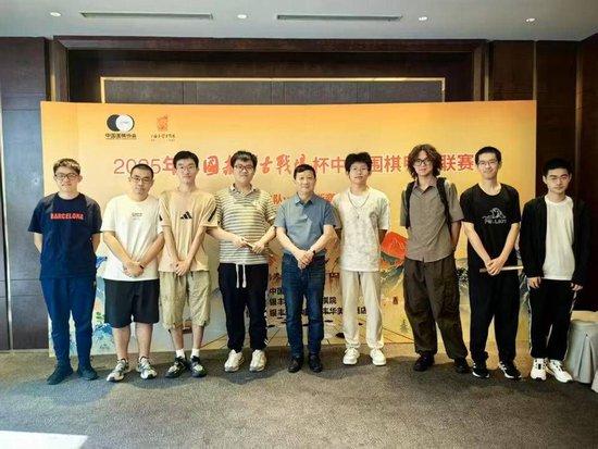 曹大元九段与棋迷合影留念