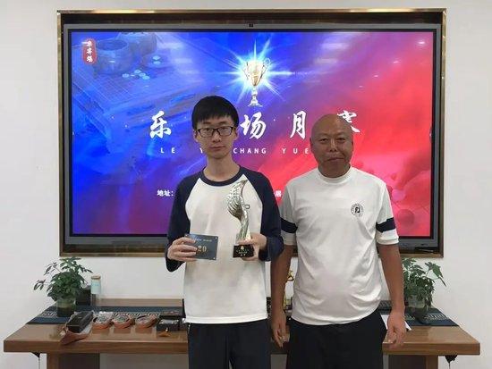 获奖嘉宾:马云波(左) 颁奖嘉宾:李春江(右)