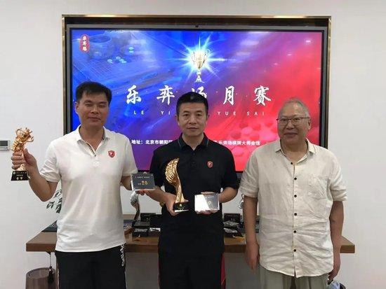 获奖嘉宾:王修勋(左)刘长虎(中)颁奖嘉宾:谭春仁(右)