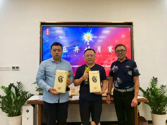 获奖嘉宾：康乔（左） 陈言卿（中）颁奖嘉宾：杨乐涛（右）