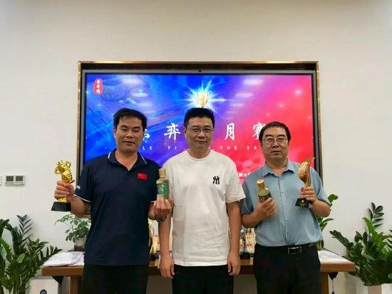 获奖嘉宾：王修勋（左）贾广明（右） 颁奖嘉宾：耿晓东（中）