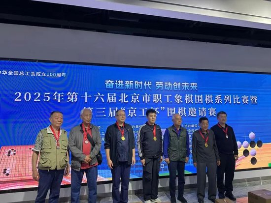  黄建初为嘉宾组第1-6名颁奖