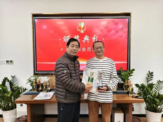  获奖嘉宾：王洪彬（右）颁奖嘉宾：桑华（左）