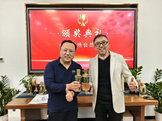  获奖嘉宾：陈言卿（左）颁奖嘉宾：杨乐涛（右）
