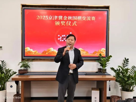 王忠哲献歌《将进酒》并进行结束致辞