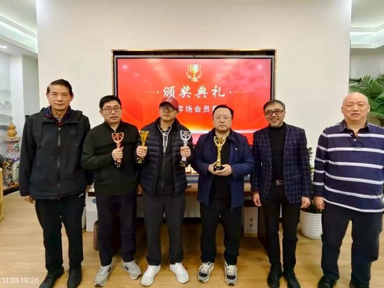 获奖嘉宾与颁奖嘉宾合影留念