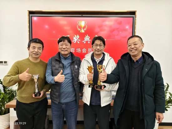 获奖嘉宾与颁奖嘉宾合影留念