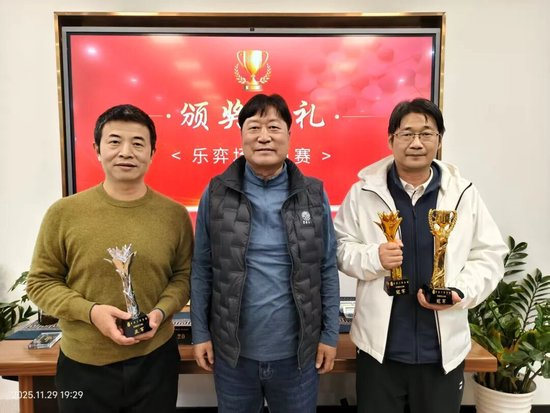 获奖嘉宾：刘长虎（左）张弘弢（右）颁奖嘉宾：吕顺 （中）