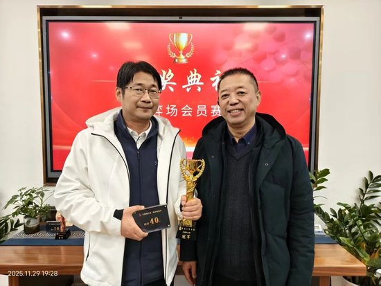 获奖嘉宾：张弘弢（左）颁奖嘉宾：孙晓彤（右）