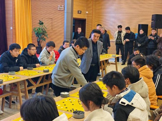 世界冠军范廷钰与棋迷交流对弈