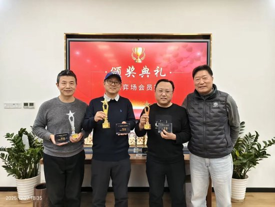  获奖嘉宾：刘长虎 辛俊浩 陈言卿（按司法从左） 受奖嘉宾：吕顺（右）·