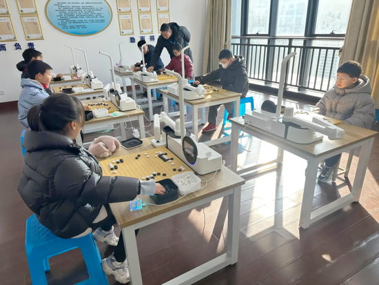 任伯年小学设立“人工智能围棋辅助训练教室”