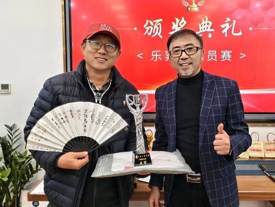 获奖嘉宾：辛俊浩（左）颁奖嘉宾：乐工场、乐弈场董事长 杨乐涛（右）