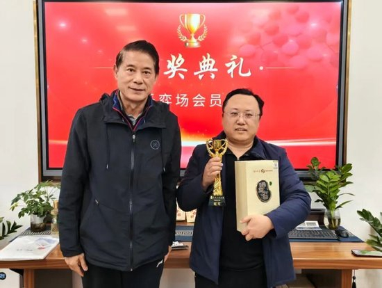 获奖嘉宾：陈言卿（右）颁奖嘉宾：中国篮球协会主席 信兰成（左）