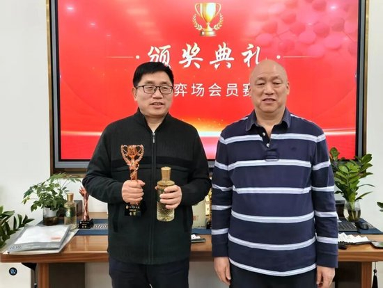 获奖嘉宾：付振坤（左）颁奖嘉宾：京广中心总裁 赵伟（右）