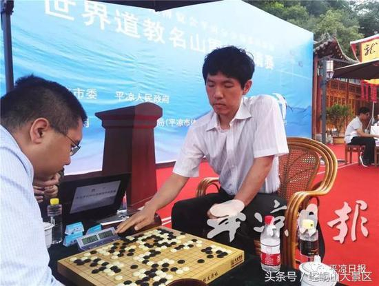 李昌镐与中国围棋九段选手陈耀烨对弈