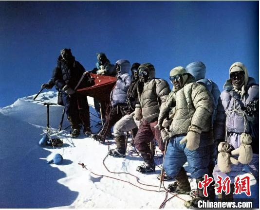 图为1964年中国登山队登顶唯一一座此前未有人类登顶的海拔8000米以上高峰--希夏邦玛峰（资料图）。西藏自治区体育局 供图