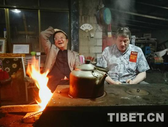 图为安迪用自己的手机查阅藏棋的英文文献