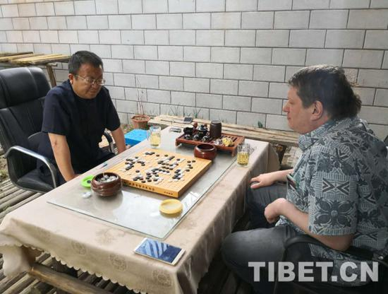 图为尚涛与安迪手谈