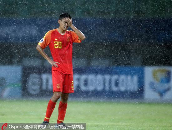 大雨中，无奈的U19球员。