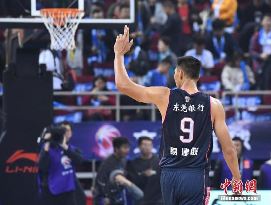 资料图：广东东莞银行球员易建联在赛后向球迷致意。中新社记者 崔楠 摄