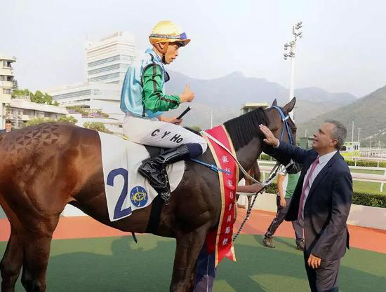 方嘉柏与何泽尧在凯旋门祝捷，图源HKJC