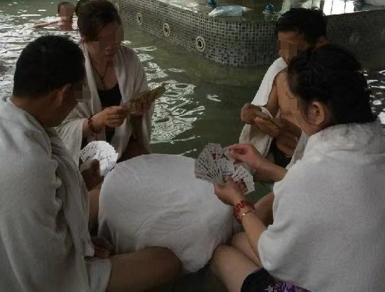 他们的澡堂里都备好了桌子&nbsp;&nbsp;图/苍梧晚报