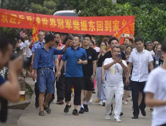 几乎被人潮淹没的樊振东 摄/石铿