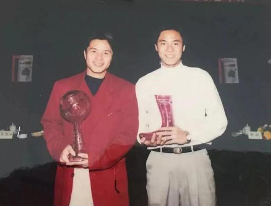  ▲1994年，彭伟国捧金球，胡志军获金靴。