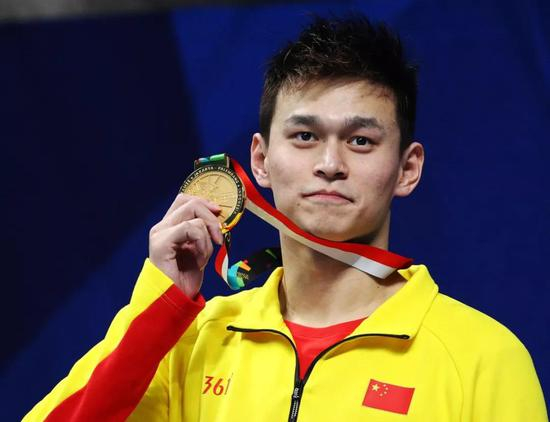 孙杨在亚运会上拒穿中国奥委会指定的领奖服。