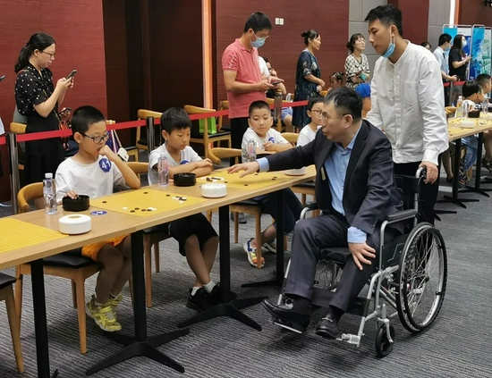 小棋手和棋圣聂卫平交手