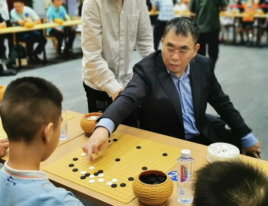 棋圣聂卫平指导当地小棋手