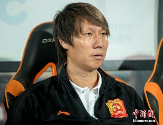  资料图：武汉卓尔队主教练李铁。2018赛季中甲联赛第27轮，武汉卓尔队主场以2比2战平梅县铁汉生态队，凭借领先第二名10分优势提前三轮冲超成功。&nbsp;中新社记者 张畅 摄
