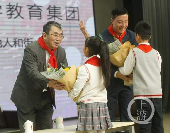 （聂卫平与古力走进校园；图源上游新闻）