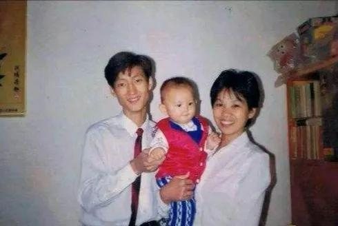 （儿时的宁泽涛与父母，图/来自网络）