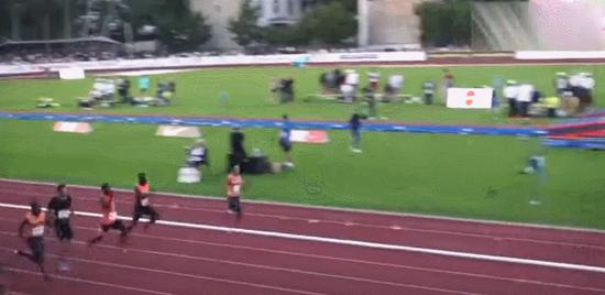 观众席的视角，谢震业破纪录时候的冲刺瞬间