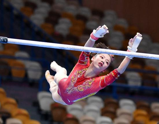 广西队选手韦筱圆在高低杠决赛中。新华社记者张博文摄
