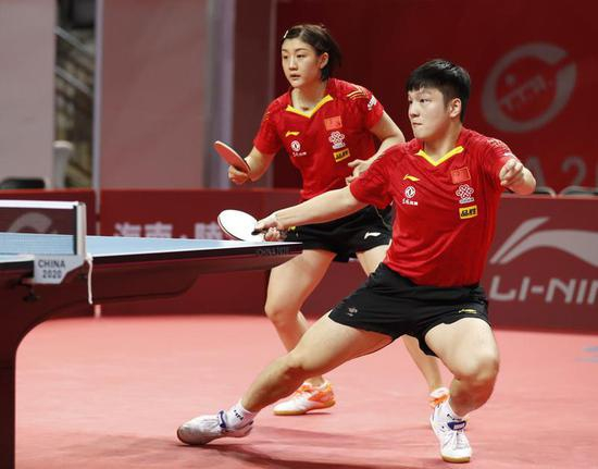 樊振东/陈梦（右）在比赛中 &nbsp;图/新华社