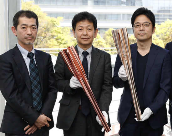 制造商群马UACJ熊泽朗（左）、负责火焰燃烧的富士燃烧器公司山本宏（中）、设计师吉冈德仁（右）