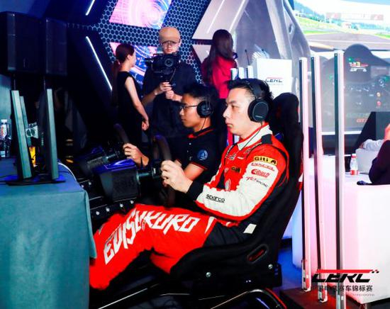 中国著名车手刘泽煊对战国内职业电竞赛车玩家小武