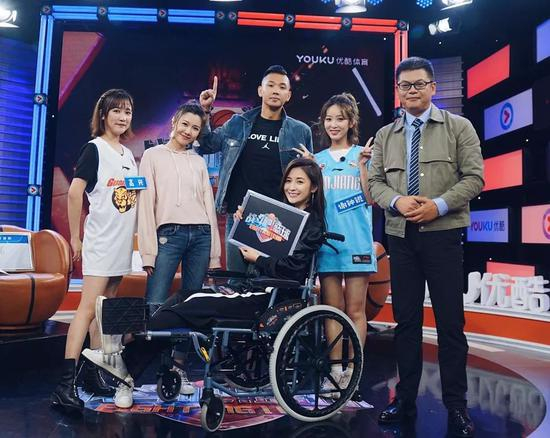 我和黑人陈建州、汪聪、刘语熙在优酷直播广东对新疆的世纪大战。