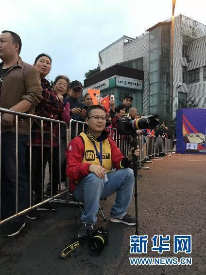 小七在成都国际马拉松赛拍摄现场。王梦 摄