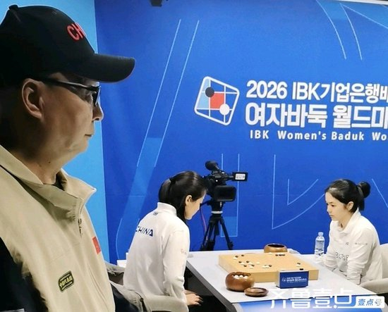 鲁军领队刘玮现身赛场助阵