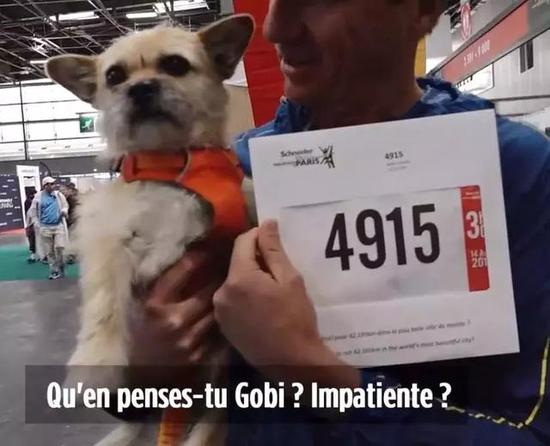 迪昂和戈壁一起领取马拉松比赛号码