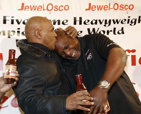 泰森为好友霍利菲尔德（右）代言的果酱站台。