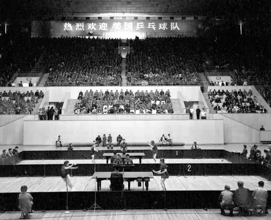 横幅：热烈欢迎美国乒乓球队