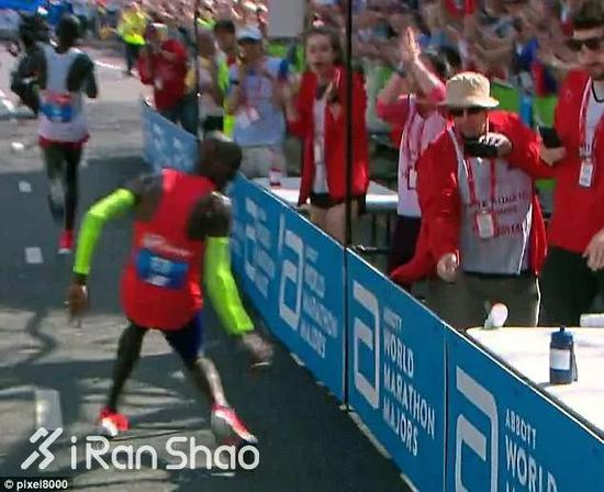 发现后他不得不放慢速度另找喝的，还向引导摩托车上的工作人员反映这一问题。