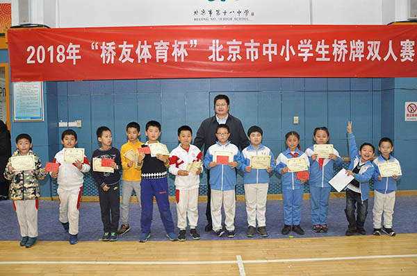  李金栋副校长为小学乙组第四至六名颁奖